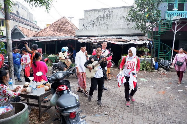 Sosialisasikan Pilih 01, KareB’S Mblusuk ke Pasar Wonokromo Surabaya