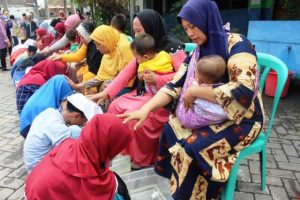 Jelang Ujian Akhir, Siswa SD di Eks Lokalisasi Kremil Gelar Ritual Basuh Kaki Ortu