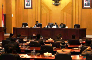 Rapat Paripurna DPRD Surabaya Sahkan Raperda KTR