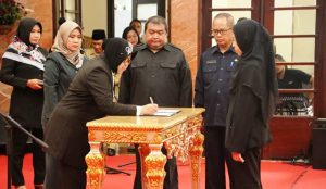 Jelang Pemilu 2019, Wali Kota Risma Lantik 66 Pejabat Pemkot Surabaya