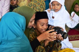 Indahsi Stikommedia, Ajak Anak Panti Asuhan Kenal Dunia Fotografi