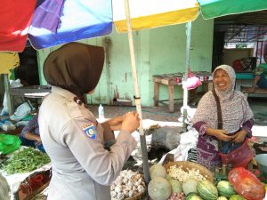 Cek Harga Sembako, Polres Kediri Terjunkan Personil ke Pasar Pamenang