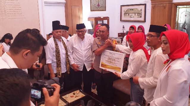 Apresiasi Kinerja POLRI, Arek Suroboyo Beri Penghargaan Polrestabes Surabaya