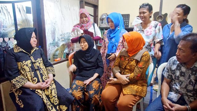 Wali Kota Risma Akan Kunjungi 12 Keluarga KPPS Surabaya yang Meninggal