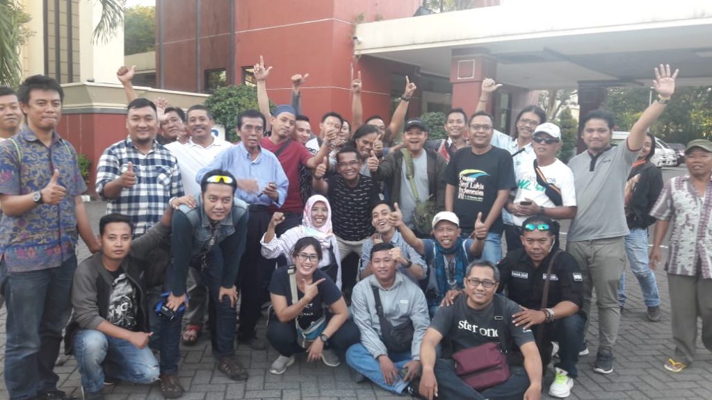 Pokja Wartawan DPRD Surabaya Bagikan 500 Paket Takjil Gratis di Jl. Yos Sudarso