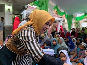 Bagikan Zakat dan Angpao Pada Ratusan Anak Yatim dan Kaum Dhuafa, Ini Pesan Wabup Lamongan