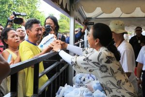 Sambut Idul Fitri 1440 H, Menteri BUMN Bagikan 3.000 Paket Sembako Murah di Surabaya