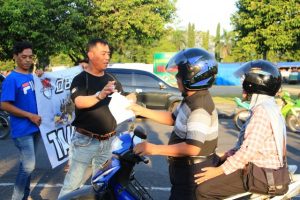 Anggota D’Bikerz & Pomdam V/Brawijaya Bagi – Bagi Takjil