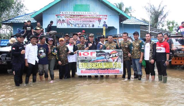 Peduli Warga Terdampak Banjir di Tanbu, Begini Aksi Internasional Offroad Federation (IOF)