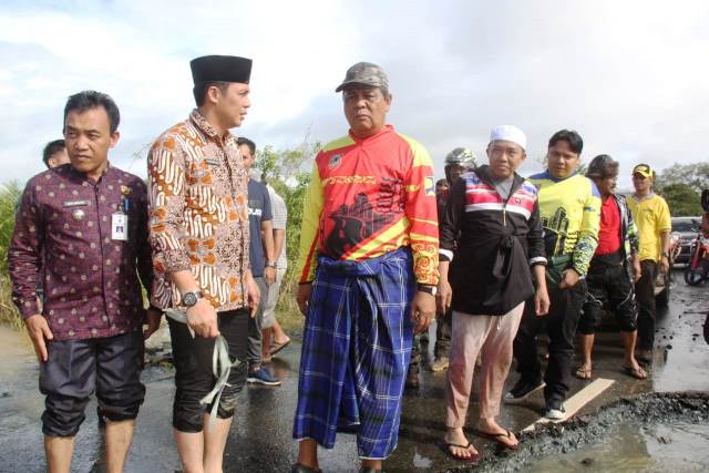 Sambangi Warga Korban Banjir di Kabupaten Tanbu, Gubernur Kalsel Beri Bantuan Sembako