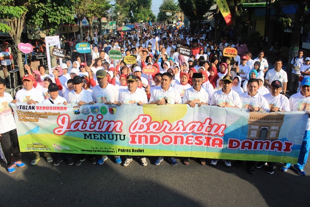 Olah Raga Bersama di Hari Bhayangkara, Forkopimda Kediri Deklarasikan Tolak Kerusuhan Pasca Pemilu