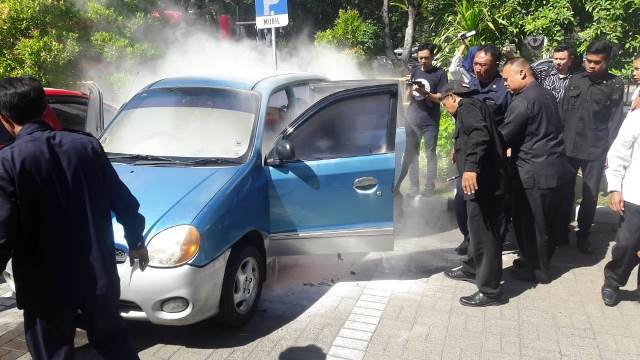 Mobil Tamu Terbakar di Area Parkir, Pegawai DPRD Surabaya Berhamburan