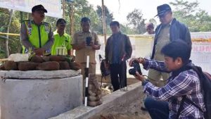 BPCB Trowulan Jatim dan Dispar Kediri Tinjau Penemuan Arca Ganesa di Desa Krenceng