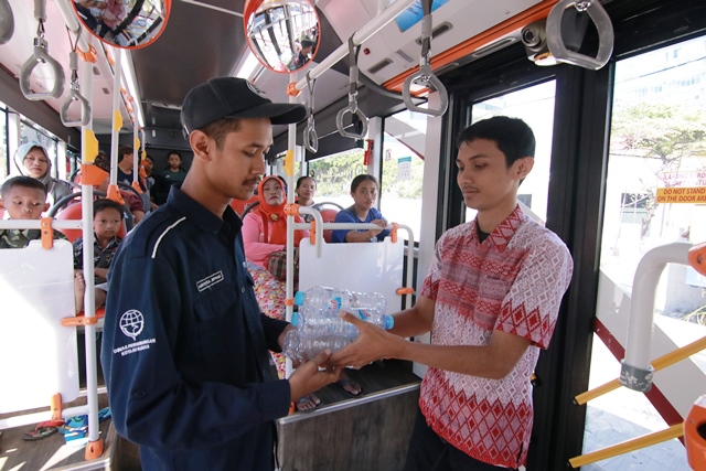Sampah Botol Plastik Untuk Pembayaran Suroboyo Bus Laku Terjual Rp 150 Juta