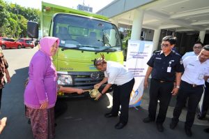 Pemkot Surabaya Terima CSR Dump Truck dari PT KAI
