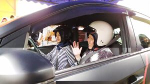 Buka Kejuaraan Balap, Wali Kota Risma Coba Mobil Drag Race