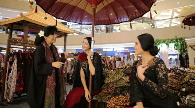 Pasar Tiban Mlaku Mlaku Nang Toenjoengan Dukung Gerakan Selasa Berkebaya