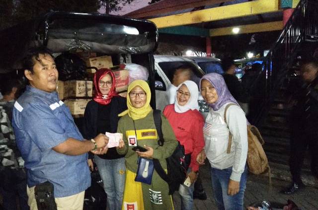 Komunitas KareB’S Serahkan Bantuan untuk Korban Kebakaran di Surabaya