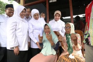 Bersama Bupati Haryanti, Gubenur Khofifah Serahkan Bantuan ke Gadis Penderita Scihzoprenia di Kediri