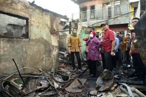 Kunjungi Korban Kebakaran, Wali Kota Risma Siapkan Rusun dan Bantu Renovasi Rumah