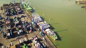 Arus Peti Kemas Transhipment di Tanjung Perak Ramai