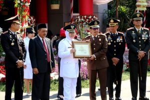 Wali Kota Risma Beri Penghargaan Kepada 13 Jajaran Kejati Jatim