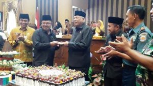 Wabup Tanbu Ucapkan Selamat Ultah ke Ketua DPRD di Rapat Paripurna