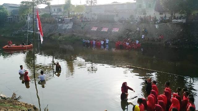Menjemput Sejarah, Warga Juritan Gelar Upacara HUT RI ke 74 di Sungai Brangkal, Mojokerto