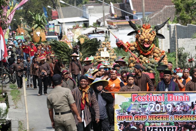 Ribuan Warga Kecamatan Ngancar Kediri Meriahkan Festival Nanas 2019