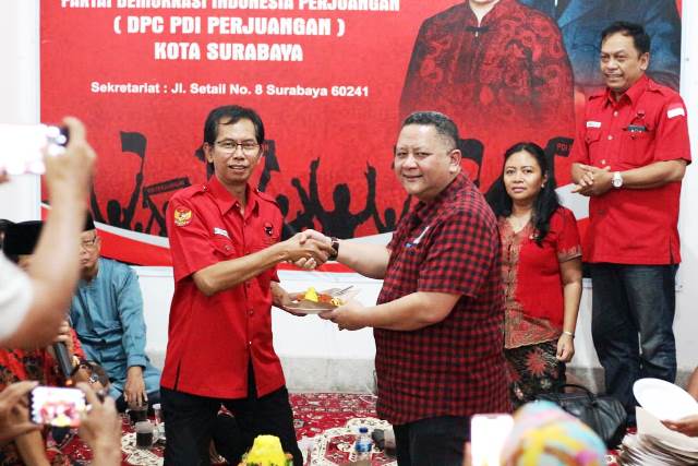 Syukuran Kantor DPC PDIP Surabaya, Whisnu Sakti Buana Serahkan Tumpeng ke Adi Sutarwijono