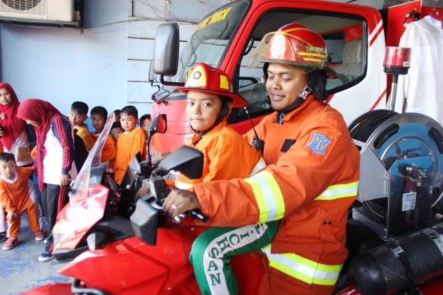Begini Meriahnya Wisata Edukasi Pemadam Kebakaran untuk Pelajar di Surabaya