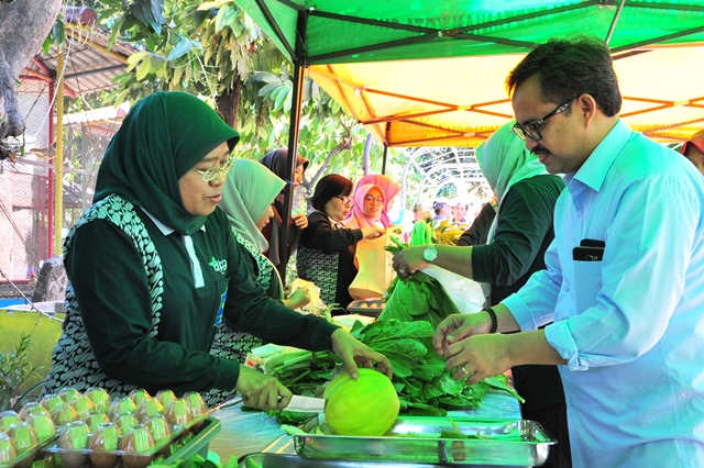 Pemkot Surabaya Panen Raya Sayur dan Buah di Mini Agrowisata