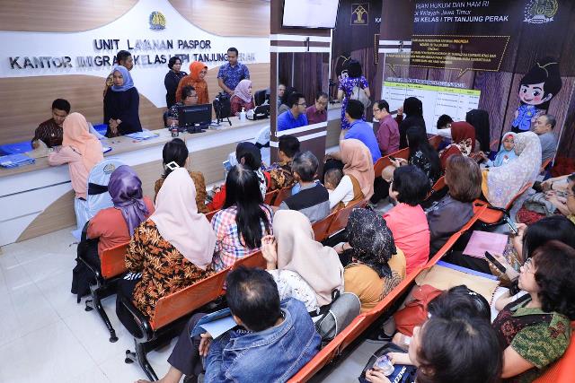 Animo Masyarakat Tinggi, Imigrasi Tanjung Perak Layani 100 Pemohon Paspor Setiap Hari