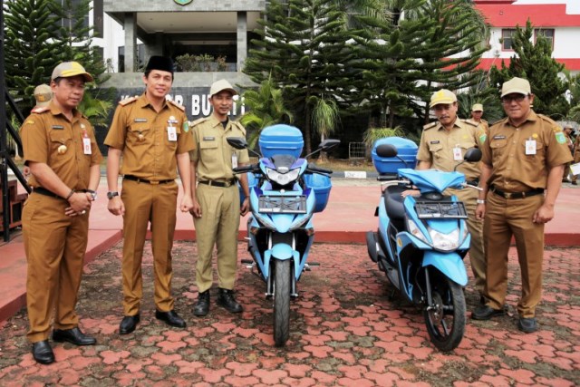 Petugas Tera Disdagri Tanbu Terima Dua Unit Sepeda Motor dari Kemendag RI