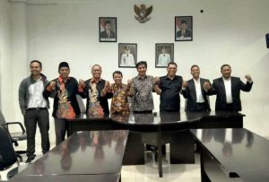 Terima NPHD dari Wali Kota, KPU dan Bawaslu Surabaya Spontan Tepuk Tangan