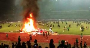 Persebaya Kalah di Kandang, Suporter Mengamuk