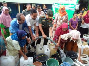 Dilanda Kekeringan, Kodim 0815 Mojokerto Kirim 30.000 Liter Air Bersih ke Dawarblandong