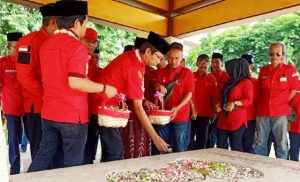 Gelar Acara Donor Darah dan Ziarah ke Makam Pahlawan, PDIP Surabaya: Perkuat Rasa Kebangsaan