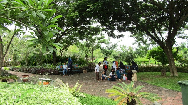Berteduh di Taman saat Surabaya Dilanda Cuaca Panas, Warga: Terimakasih Bu Risma