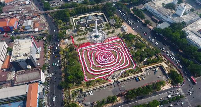 Bendera Merah Putih Sepanjang 2 Ribu Meter Meriahkan Peringatan Hari Sumpah Pemuda di Surabaya