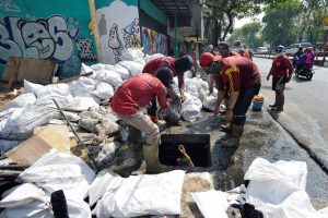 Cegah Genangan Saat Musim Hujan, Pemkot Surabaya Rutin Keruk Saluran
