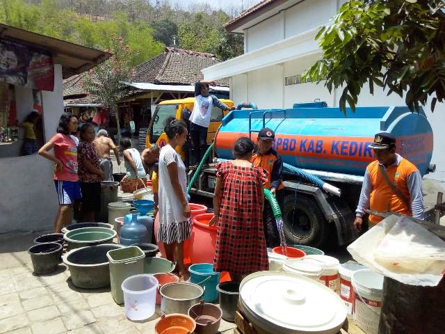 Warga Desa Sepawon Plosoklaten Dapat Bantuan Air Bersih dari BPBD Kabupaten Kediri