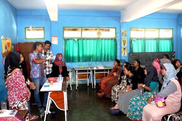 Komunitas Muda(i) Surabaya Edukasi Warga Rusun Sombo Olah Limbah Jelantah dan Pampers Bayi