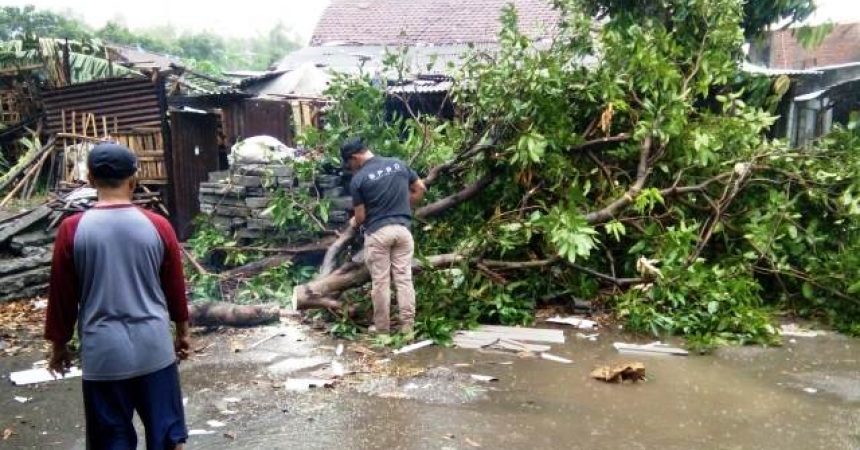 Akibat Hujan Lebat Yang Disertai Angin Dua Rumah Warga