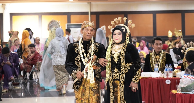 59 Pasangan Pengantin Ikuti Nikah Massal Dinsos Surabaya