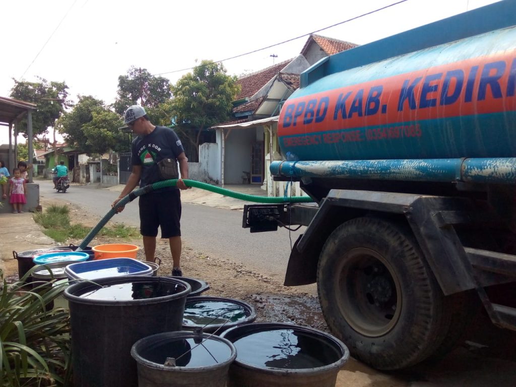 BPBD Kabupaten Kediri Kembali Droping Air Bersih di Sepawon Plosoklaten