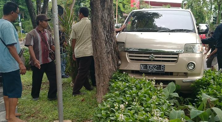 Lompati Kanstin Pembatas Jalan, Mobil APV Tabrak Taman Kota di Jl. Arjuno