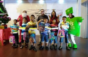 Ibis Jemursari Rayakan Natal di Wahana Bermain dengan Anak Panti Asuhan