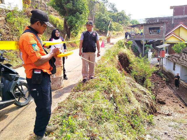 BPBD Kabupaten Kediri Terjunkan Tim ke Lokasi Tanah Longsor di Desa Kalipang Grogol