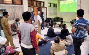 Intip Serunya Nobar di Kantor Humas Pemkot Surabaya